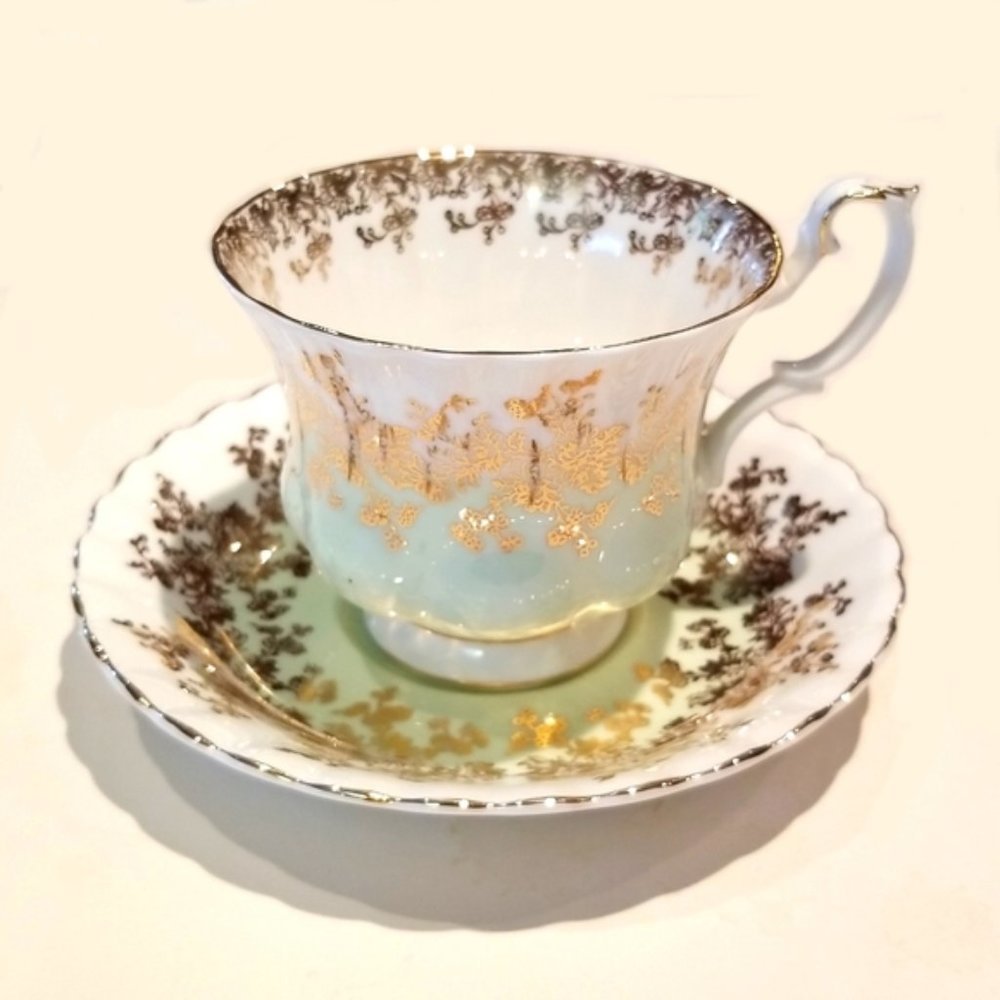 VINTAGE TEA CUP AND SAUCE
